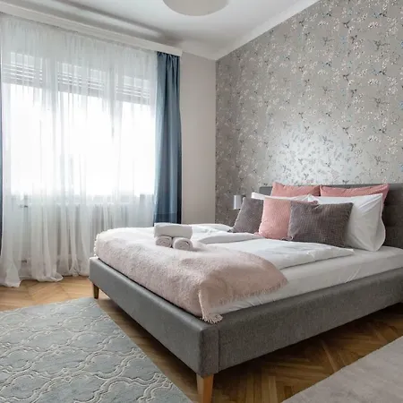 Luxurious Design Near The Danube Apartment