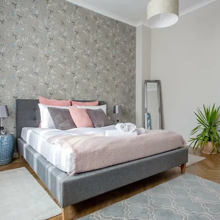 Luxurious Design Near The Danube Apartment